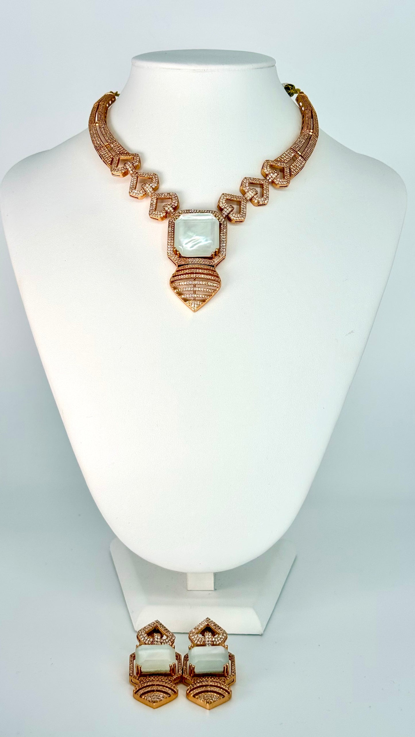 Contemprory Crushed stone Necklace Set