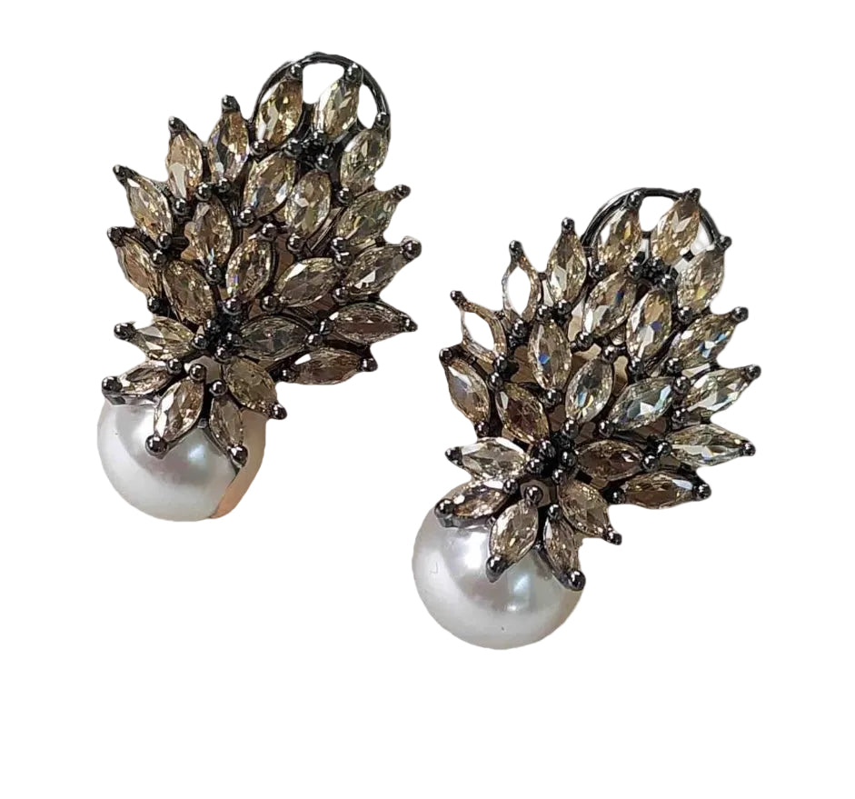 Pearl Mona Lisa Stone Studs