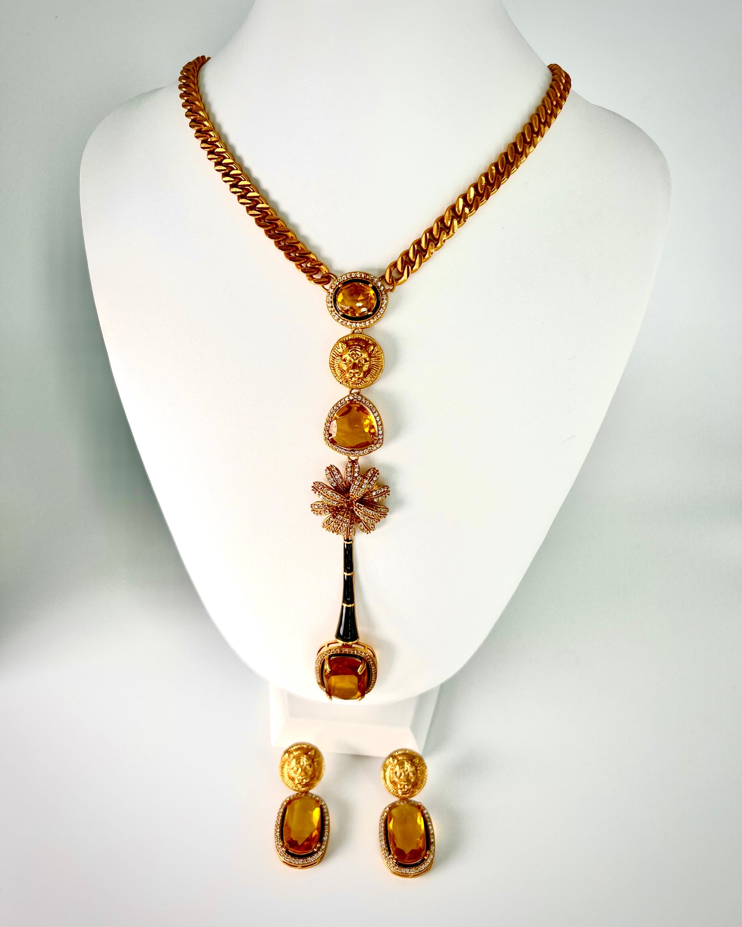 Stunning Mona Lisa Stone Necklace