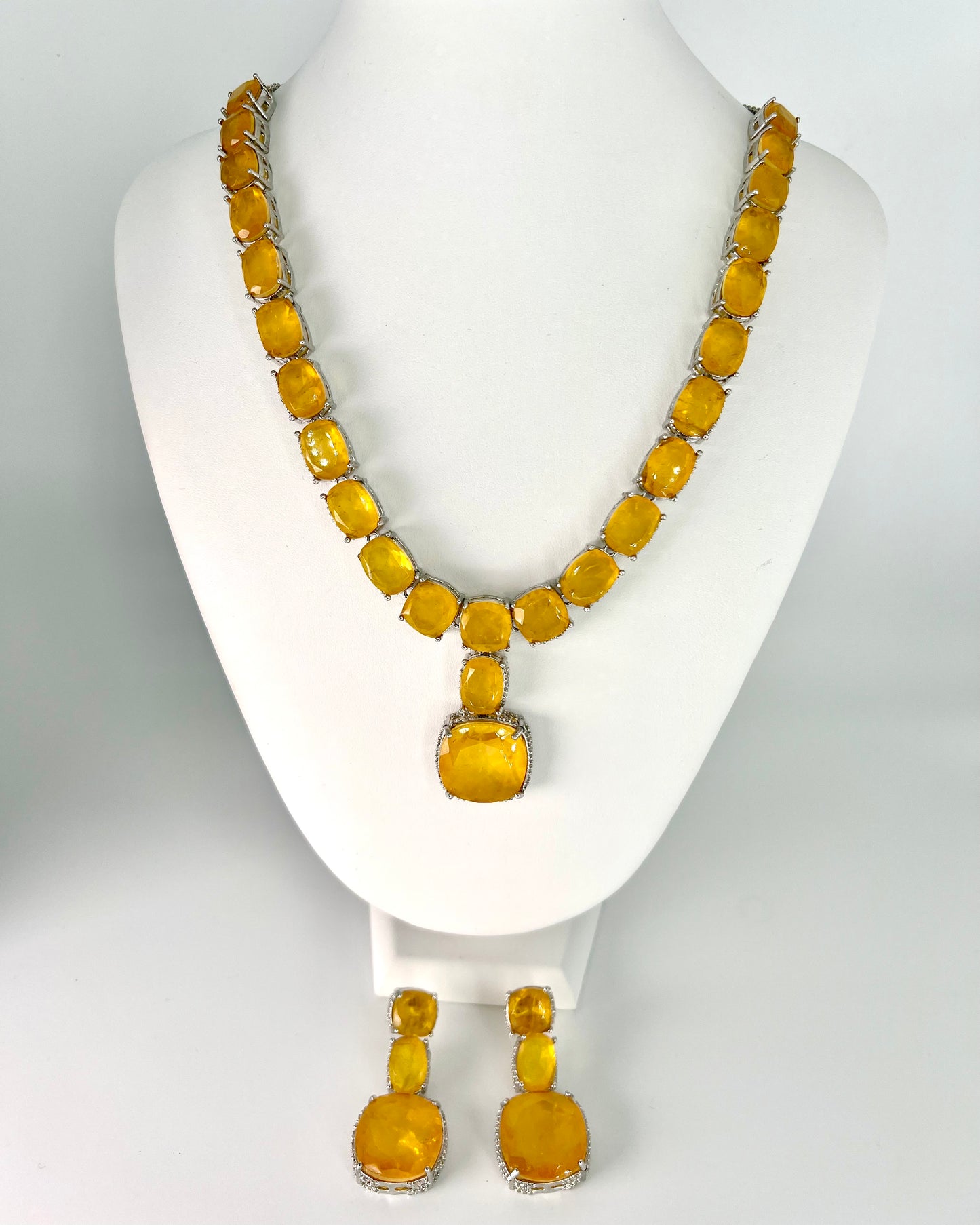 Stunning Mona Lisa Stone Necklace