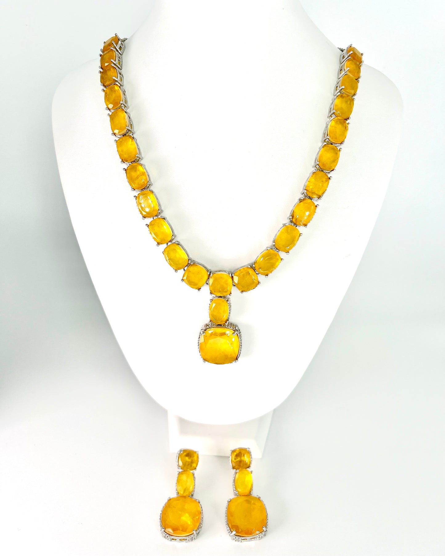 Stunning Mona Lisa Stone Necklace