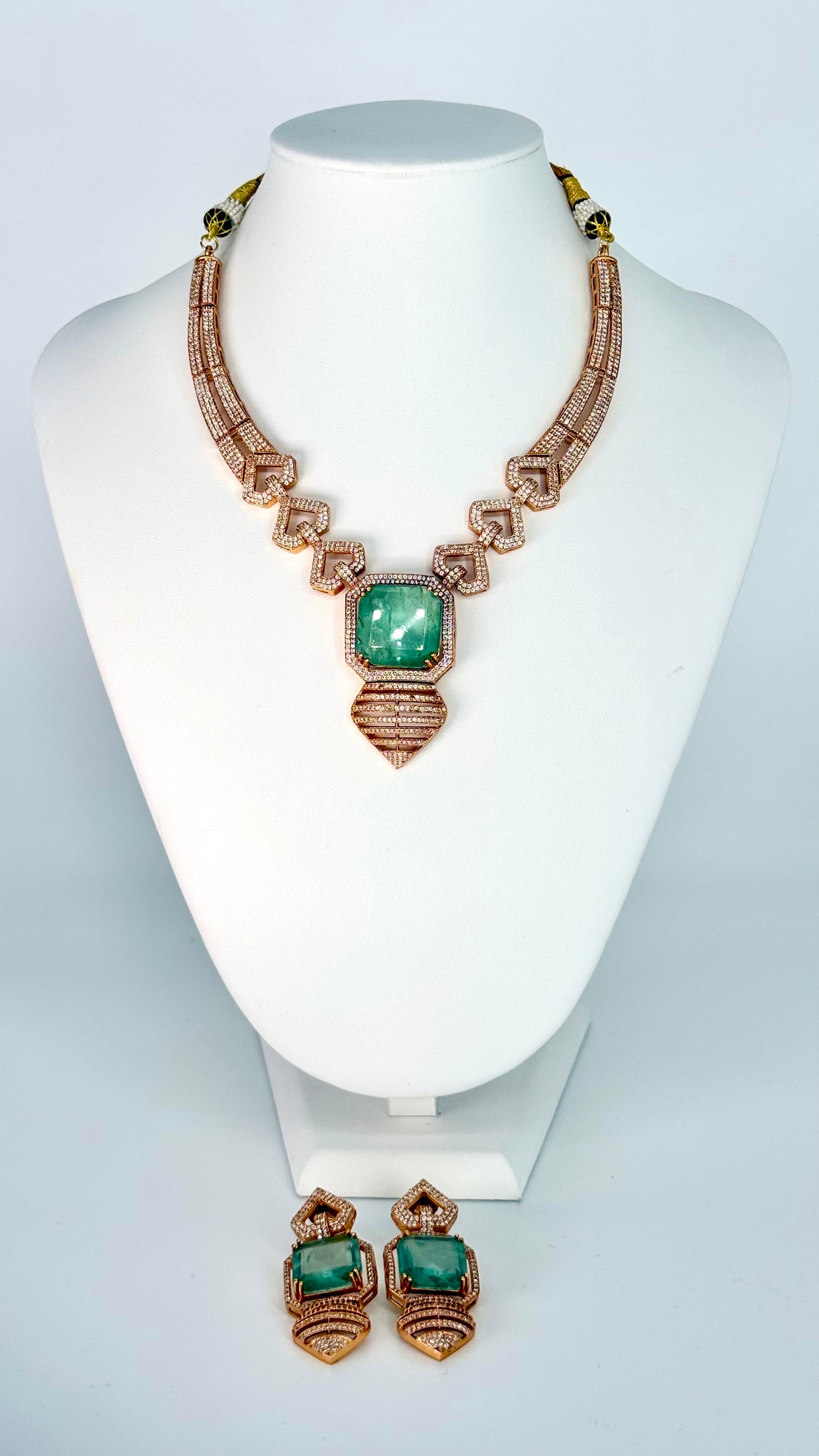 Contemprory Crushed stone Necklace Set